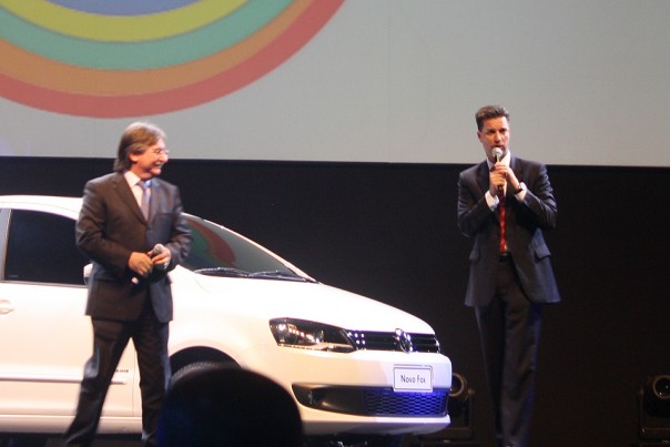 Thomas Schmall (a direita), presidente da Volkswagen no Brasil