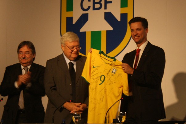 O presidente da CBF, Ricardo Teixeira, entrega uma camisa da seleção autografada para Thomas Schmall