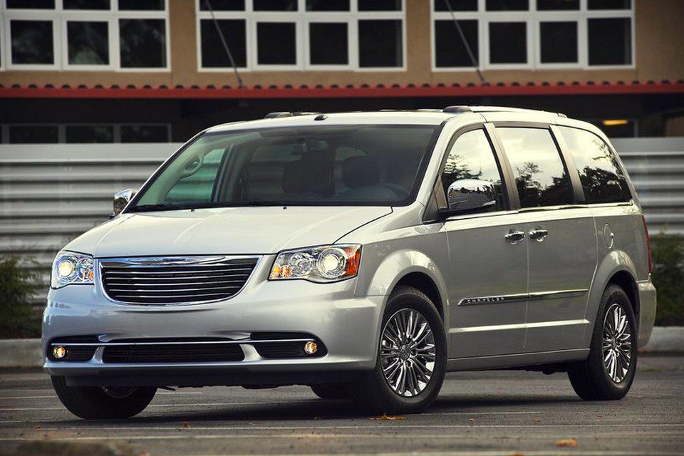 Chrysler Town & Country 2012 chega ao Brasil por R$ 173,9 mil
