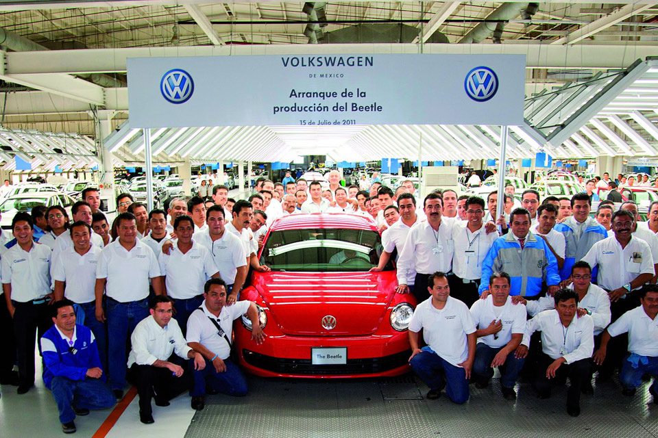 Primeiro VW Beetle sai do forno em Puebla