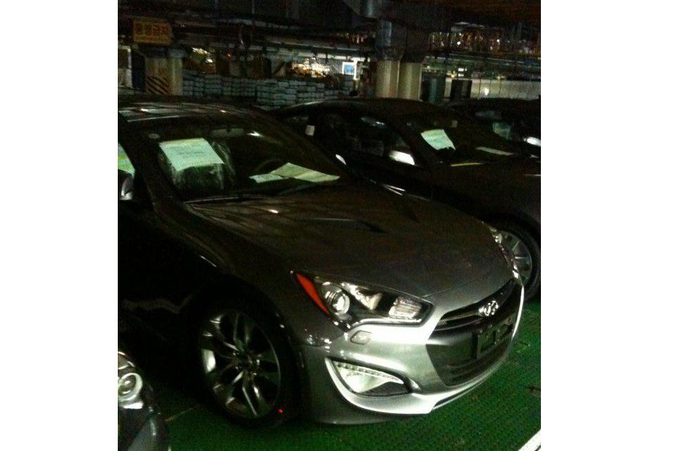 Hyundai Genesis Coupe 2012 é flagrado sem camuflagem na Coréia do Sul
