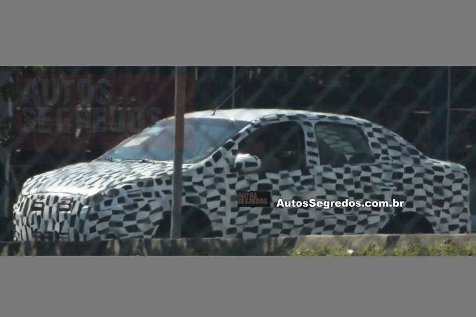 Nova geração do Fiat Siena já roda com camuflagem zebrada