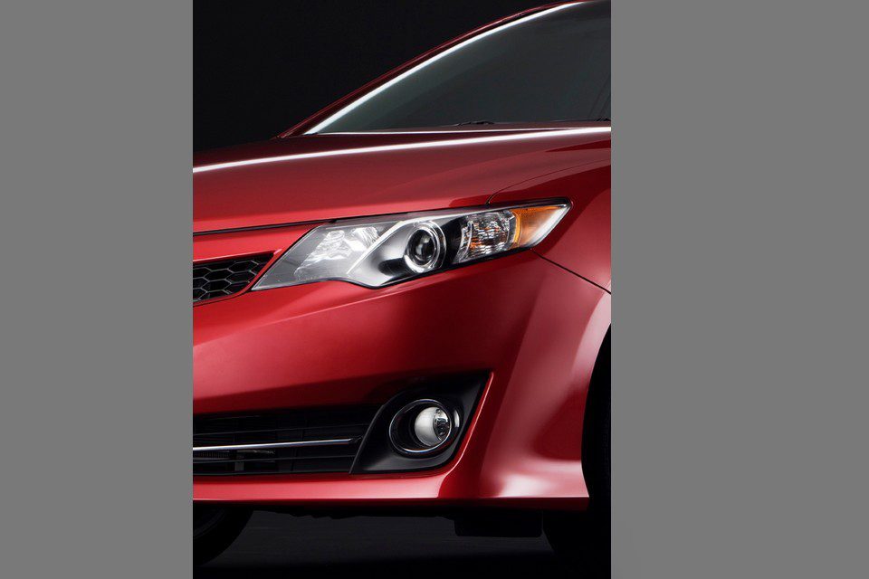 Toyota divulga primeiro teaser do Camry 2012