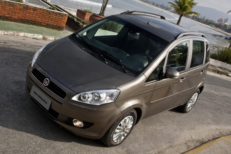 Fiat Idea Attractive ganha duplo airbag e freios ABS com EBD de série