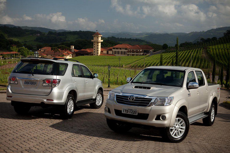 Toyota apresenta novas Hilux e SW4 no Brasil