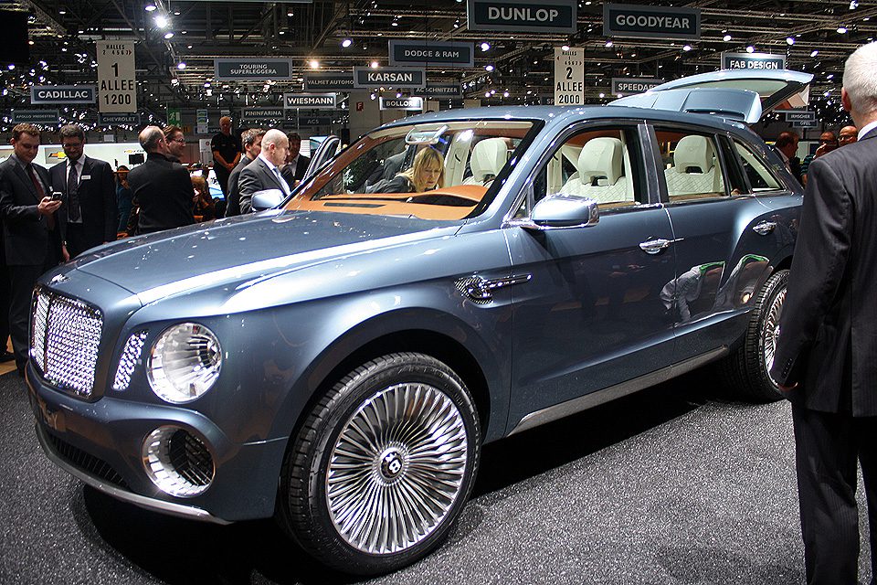 Feioso, Bentley EXP 9 F será produzido em 2016