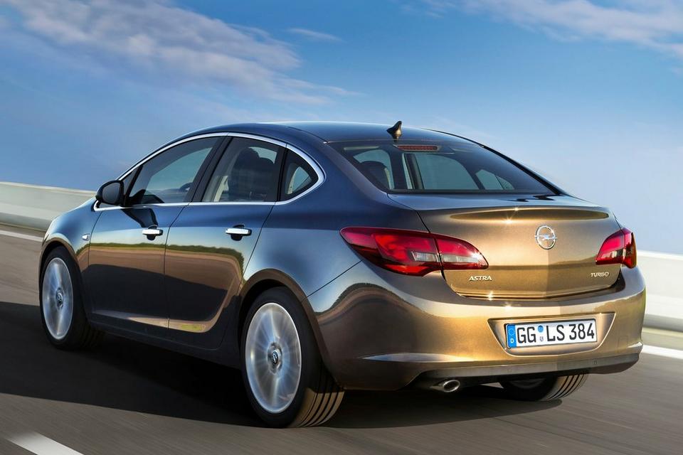 Opel revela carroceria sedã do Astra