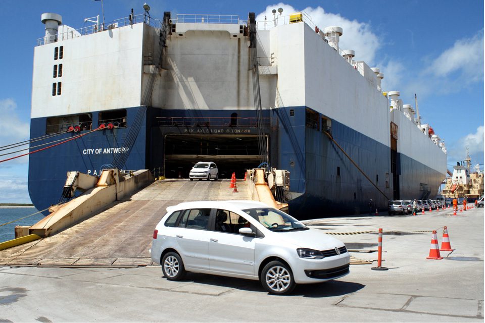 Volkswagen dá inicio na distribuição de veículos para o Nordeste por Suape