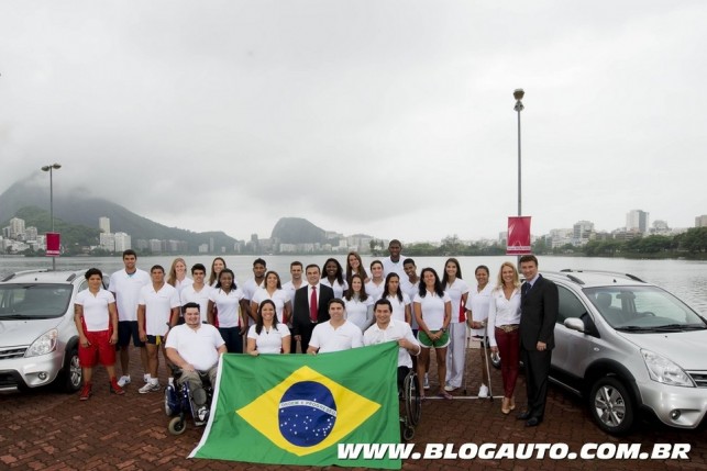 Atletas da Olimpíadas 2016 com CEO da Nissan Carlos Ghosn (centro) e François Dossa, presidente da Nissan do Brasil (direita)