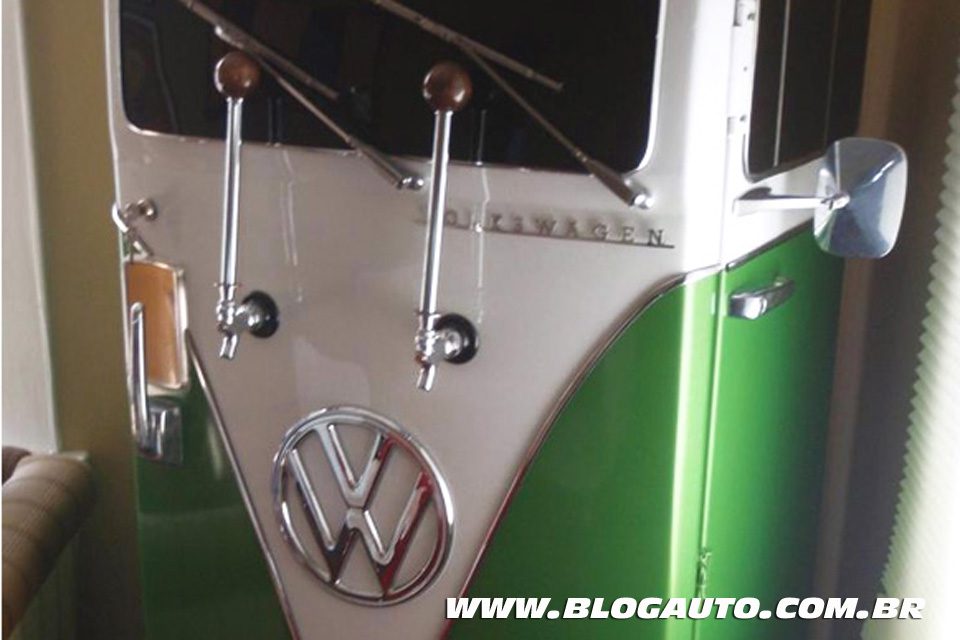 Volkswagen Kombi passa por transformação e serve chopp