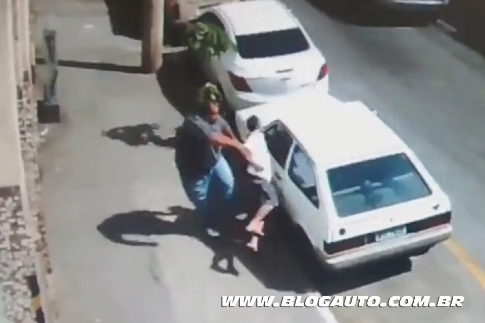 Ladrão tenta roubar Volkswagen Gol e se dá mal (vídeo)