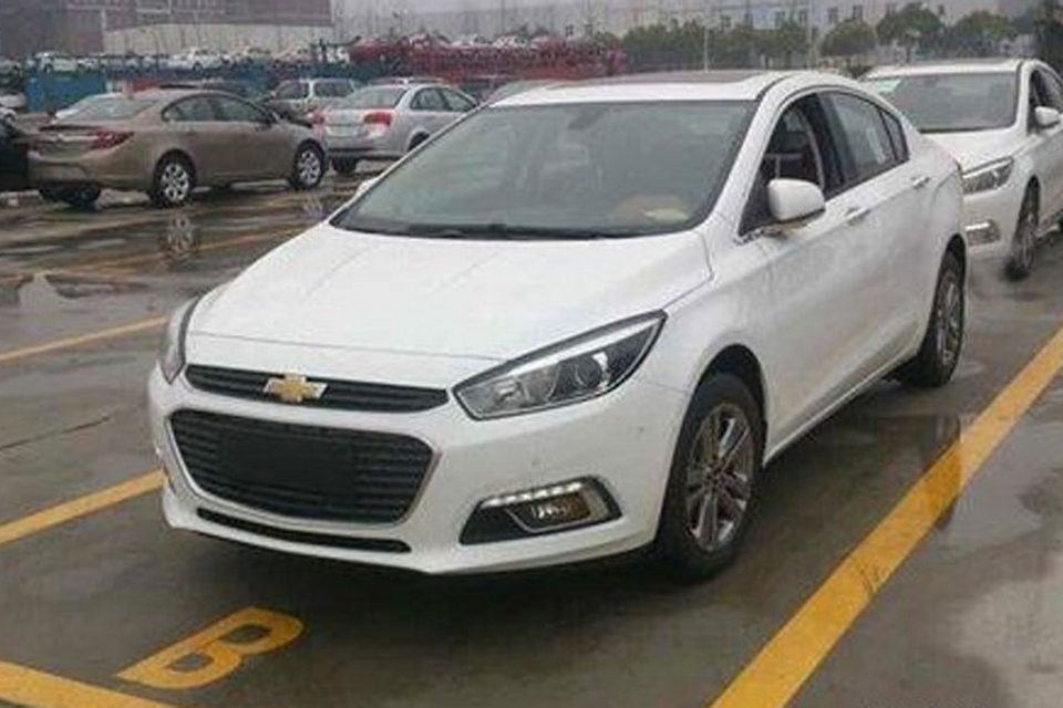 Novo Chevrolet Cruze 2015 é visto sem camuflagem na China