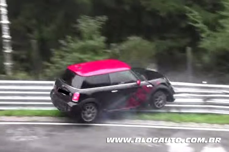 Mini Cooper bate em Nürburgring