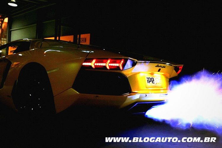 Lamborghini Aventador soltando fogo