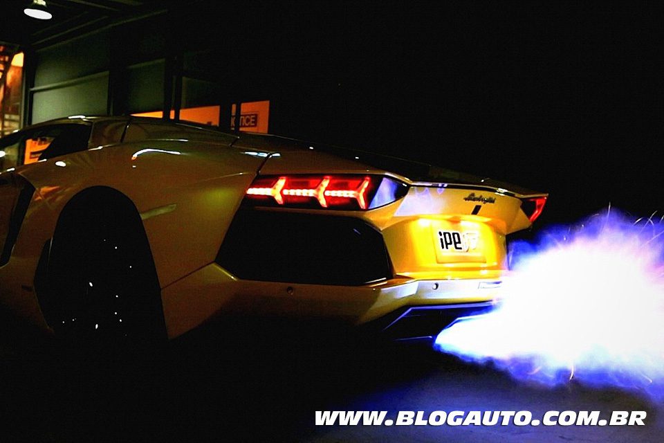 Lamborghini Aventador soltando fogo! (vídeo)
