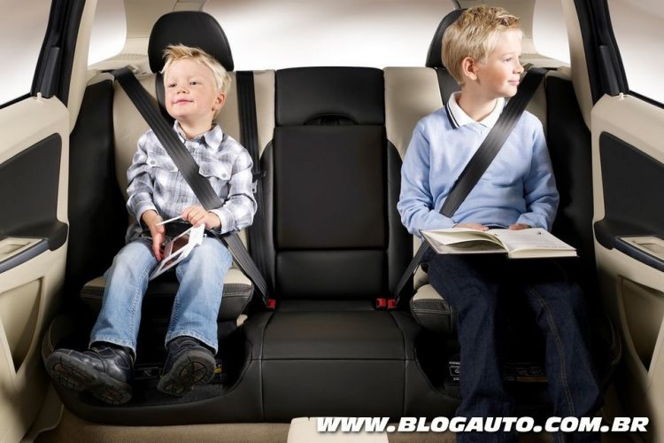 Assento infantil integrado ao banco traseiro da Volvo