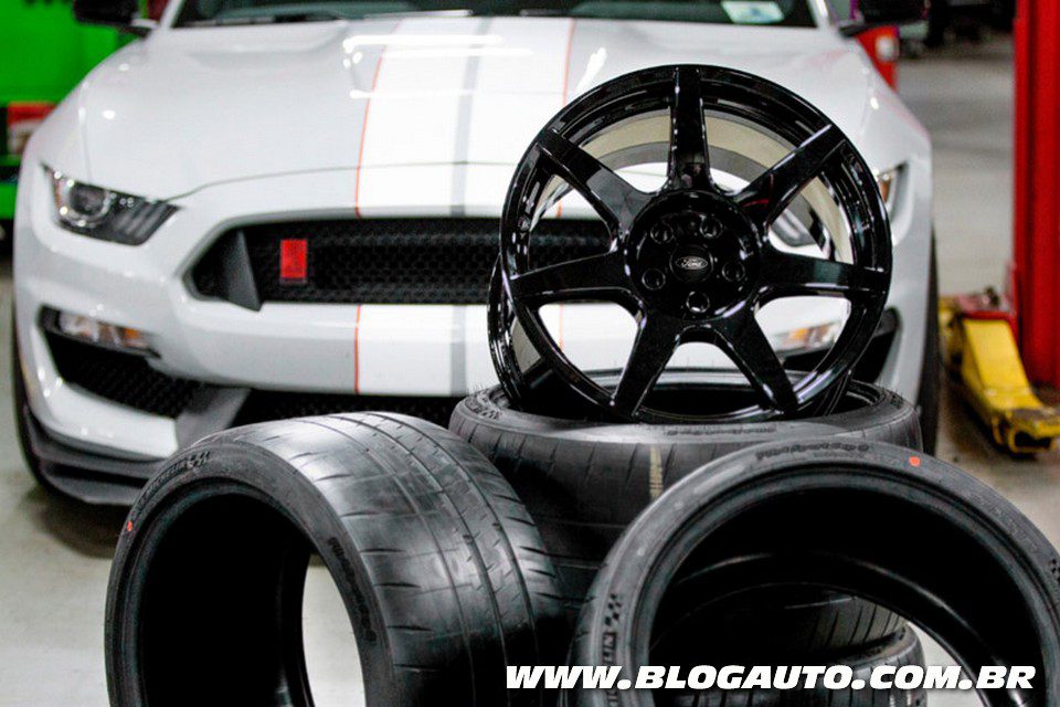 Ford Mustang Shelby GT350R traz rodas de fibra de carbono