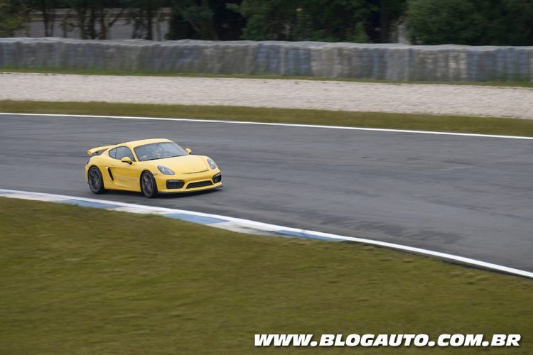 Porsche Cayman GT4 no autódromo de Curitiba