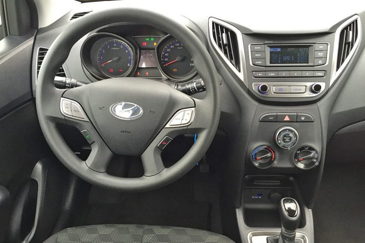 Novo Hyundai HB20 2016: Interior da versão intermediária: novo rádio e detalhes de acabamento
