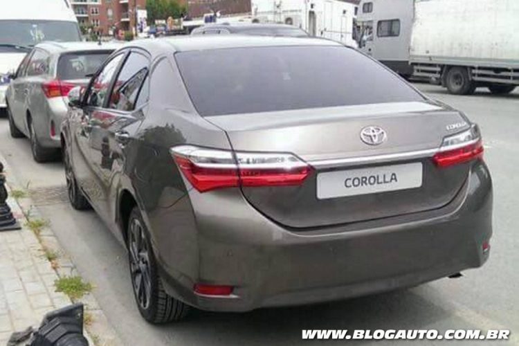 Toyota Corolla 2017 na rua 