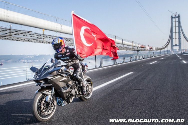 Kawasaki Ninja H2R e o piloto Kean Sofuoglu na ponte na Turquia