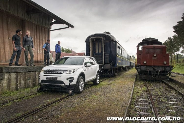 Land Rover Discovery Sport rebocando trem de 100 toneladas 