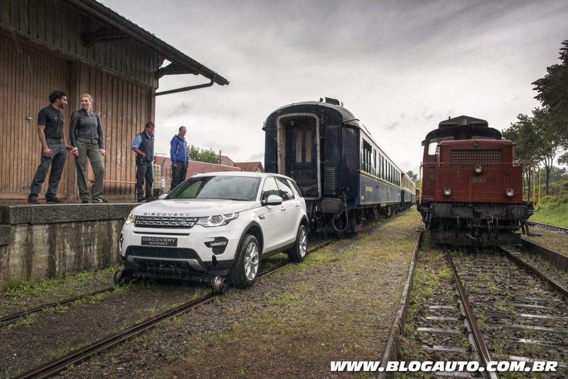 Land Rover Discovery Sport reboca trem de 100 toneladas