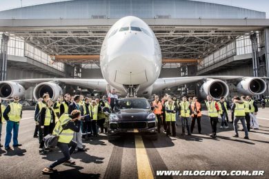 Porsche Cayenne rebocando Airbus A380