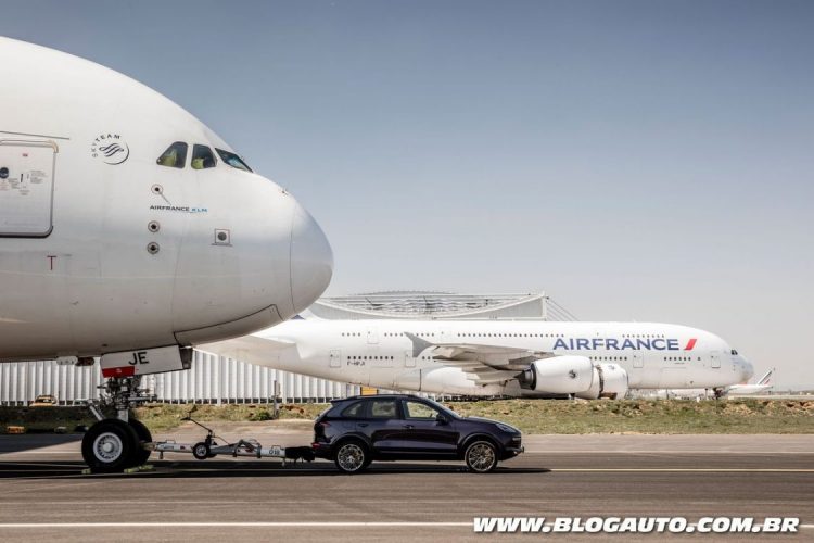 Porsche Cayenne rebocando Airbus A380 