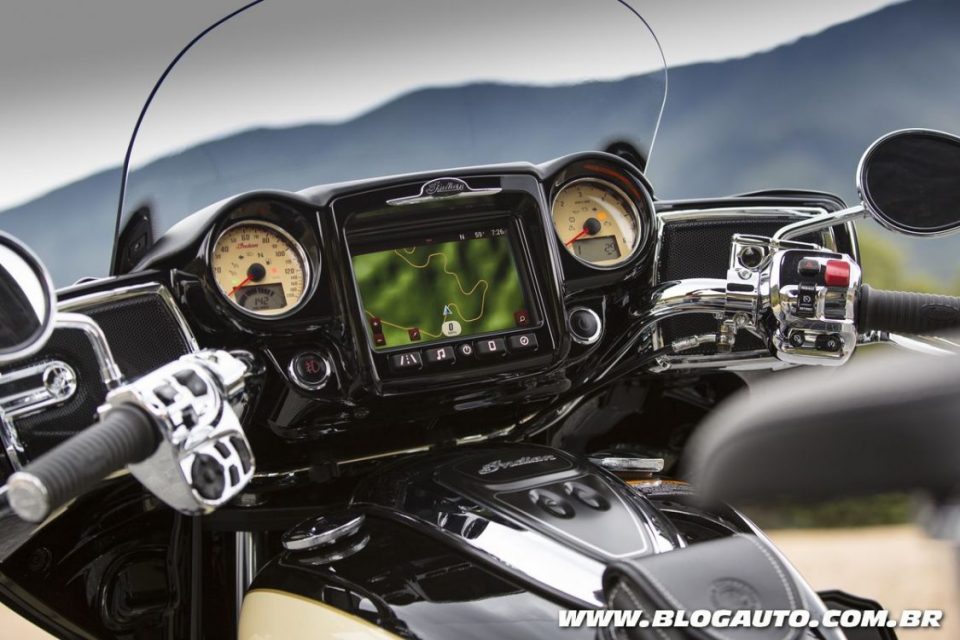 Indian lança central multimídia para motocicletas no Brasil BlogAuto
