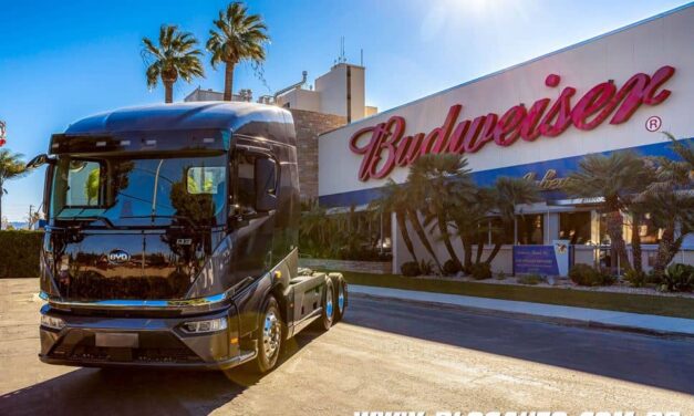 Caminhões elétricos da BYD entregam cerveja na Califórnia