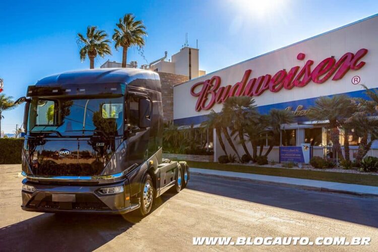 Caminhões elétricos da BYD entregam cerveja na Califórnia