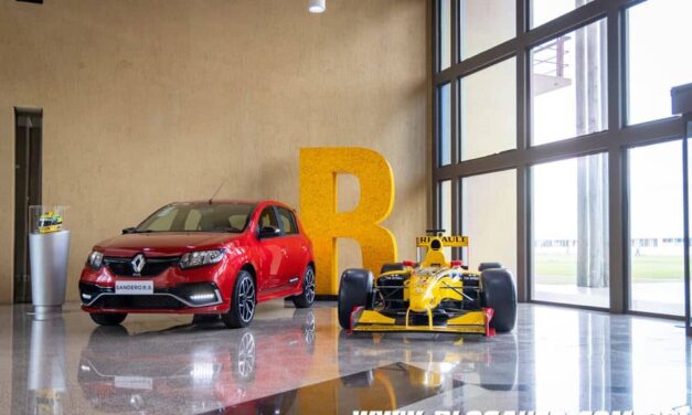 Último Renault Sandero RS 2.0 produzido é colocado no acervo histórico da marca